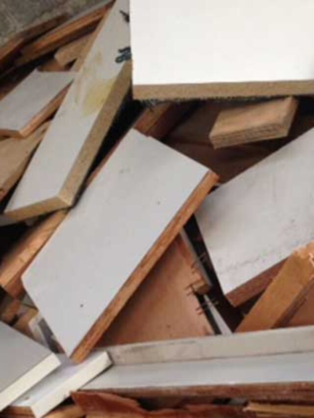 Imagem com uma pilha de madeira do tipo MDF picadas, ou seja uma pilha de sobras de marcenaria para descarte