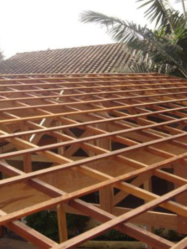 foto de uma estrutura de madeira para telhado de barro.