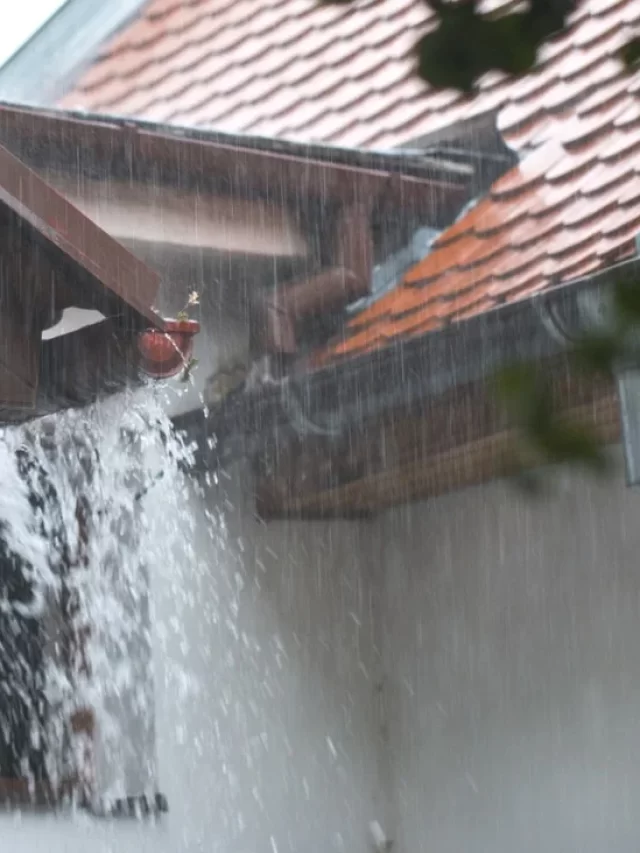 Calha e telhado em um dia de chuva com muita água.