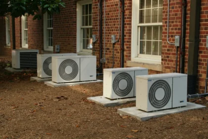 Imagem de condensadoras de ar condicionado no exterior de prédio