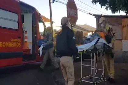 Imagem de um homem sendo socorrido pelos bombeiros após um acidente com uma ferramenta da Makita.