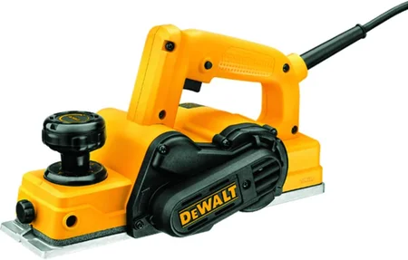 Foto da plaina eletrica DeWalt D26676 em uma montagem com fundo branco.